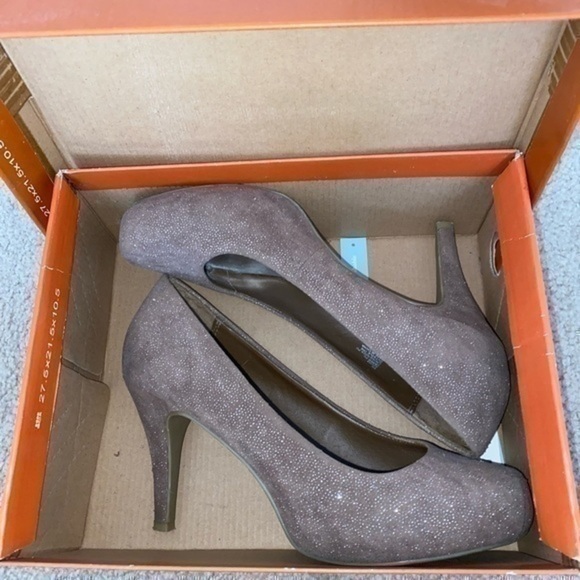 WOMENS 9 BEJEWELED HEELS W/ A 2 1/2inch. HEEL❗️ - Picture 2 of 3